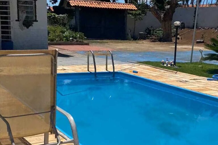Aproveite a piscina até tarde, com iluminação especial que deixa o ambiente ainda mais aconchegante