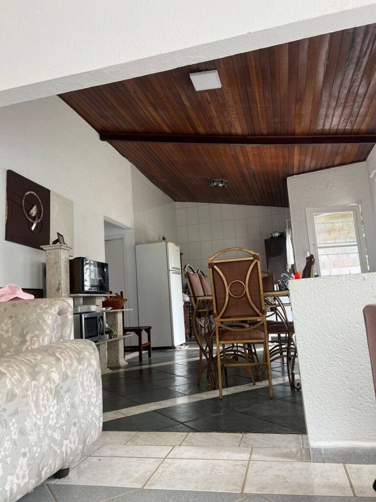 Área de lazer com mesa de sinuca e jogos na chácara para temporada