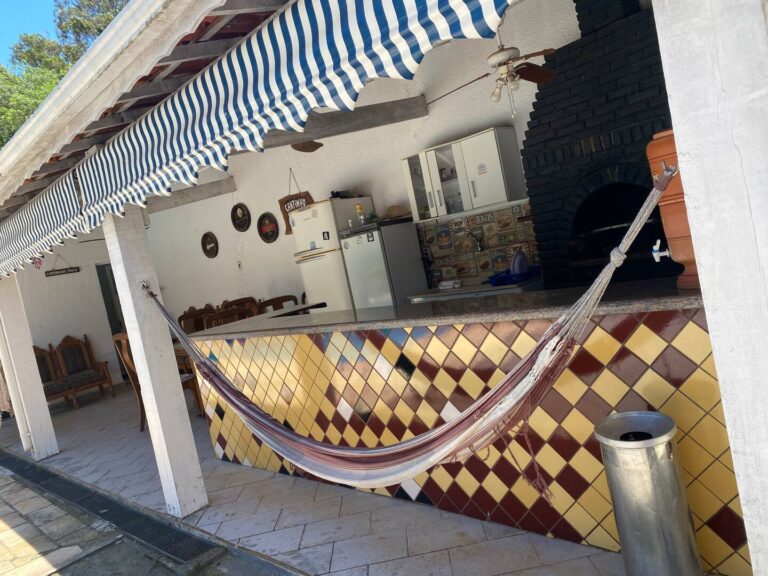Área de churrasco em chácara para finais de semana em Bragança Paulista, perfeita para eventos e festas."